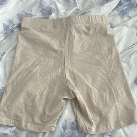 H&M Basic Shorts - Picture 2 of 3